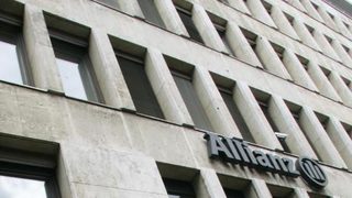 Печалбата и приходите на "<span class="highlight">Алианц</span>" се сринаха с 80% през третото тримесечие