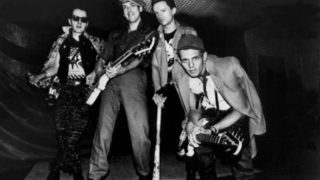 Бивш член на The Clash е бил арестуван за участие в протест на "Грийнпийс"