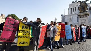 Сблъсъци между полиция и антиправителствени демонстранти избухнаха в Италия
