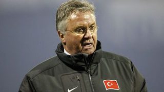 Гуус Хидинк поискал рекордна заплата от "Анжи"