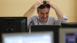 Заплахата на S&P потопи пазарите