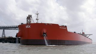 Огромен потъващ кораб заплашва да запуши важно бразилско пристанище
