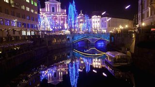 Фотогалерия: Любляна заблестя в коледна светлина
