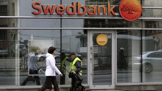 Латвийци изтеглиха над 14 млн. евро от банкомати само за ден заради слух
