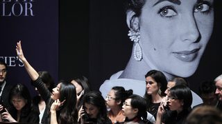 Търг с бижута на Лиз Тейлър счупи рекорд и смая Christie's