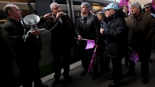По-малко от 100 души от 13 000 блокират движението на влаковете, обяви транспортният министър