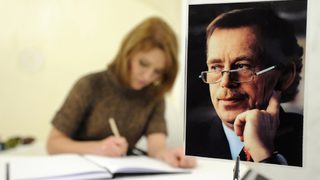 Световни лидери и хиляди чехи се прощават с Вацлав Хавел