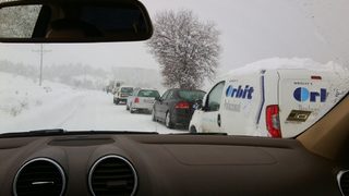 Снегът сериозно затрудни движението по пътищата (обновена в 17:10)
