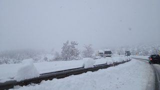 Магистрала "Хемус" остава блокирана в посока София, властите препоръчват обходни маршрути