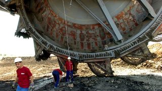 Близо 2000 миньори от "Мини Марица-изток" спряха работа за час (обновена)
