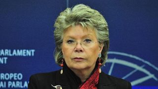 Еврокомисар призова за баланс между свободата в интернет и авторското право