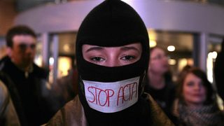 Блогър: Ако АСТА влезе в сила, на границата ще проверяват и мобилните ни телефони