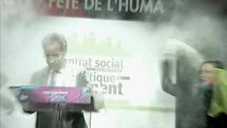 Фаворитът за президент на Франция Оланд беше замерен с торба брашно (видео)