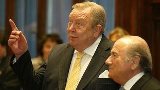 Ленарт Йохансон: Блатер трябва да слезе от президентския пост във ФИФА