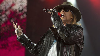 Аксел Роуз може да замени фронтмена на AC/DC за серия концерти