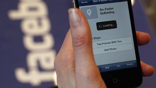 Facebook добавя реклами в мобилната си версия след месец