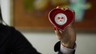 Идеи за подарък: сребърна монета за влюбени и паладиево сърце (коригирано в 16.21)