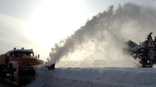 Източна България остава под снежна блокада (обобщение)