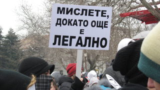 Полиция свали маските на протестиращите срещу АСТА във Варна