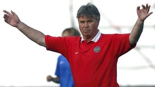 Гуус Хидинк стана треньор на "Анжи", ще получава "поне" 10 млн. евро на сезон