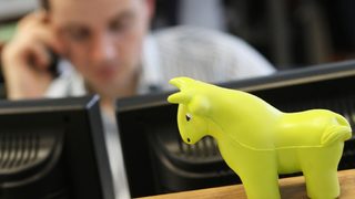 Еврото, акциите и петролът поскъпват