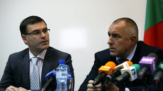 Дянков ще решава "психологическия проблем" с ДДС върху дарителските sms-и