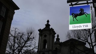 Тежката икономическа ситуация отказа <span class="highlight">Lloyds</span> от планове й