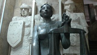 Колежът по туризъм и училището по изкуства във Варна остават в една сграда