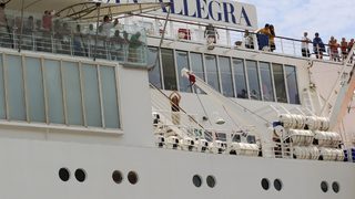 Бедстващият "Коста <span class="highlight">Алегра</span>" стигна до пристанище