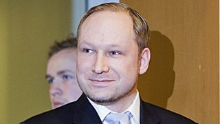 Андерш Брейвик беше официално обвинен в тероризъм и предумишлено убийство