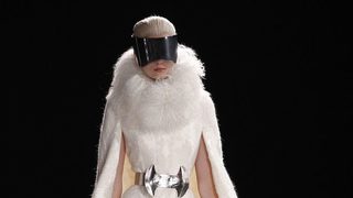 Фотогалерия: Фантазията на "Аликзандър Маккуин" в Париж