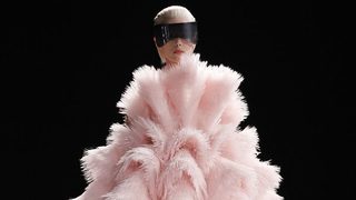 Фотогалерия: Фантазията на "Аликзандър Маккуин" в Париж