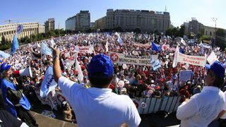 Протести и интриги спъват реформите в Източна Европа