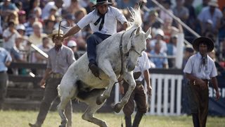 Фотогалерия: Традиционно <span class="highlight">родео</span> с диви коне в Уругвай