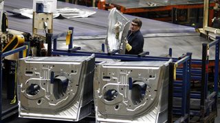 Скъпият бензин дърпа нагоре продажбите на нови коли в САЩ