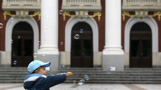 Търсят се герои за наградите "<span class="highlight">Златна</span> <span class="highlight">ябълка</span>" за детски права