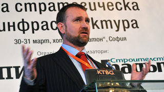 <span class="highlight">Евроексперт</span> критикува кмета на Шумен заради гарги и неокосена трева