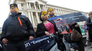 С обещание за <span class="highlight">зоополиция</span> премиерът опита да успокои демонстрация в защита на бездомните кучета