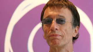 Робин Гиб от Bee Gees е излязъл от кома
