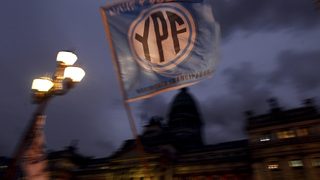 Национализацията на YPF е одобрена от Сената в Аржентина