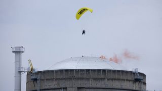 Парашутист от Greenpeace се приземи във френска АЕЦ
