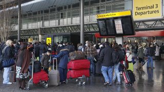 На "Хийтроу" се извиха 2-часови опашки за паспортен контрол