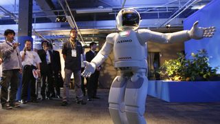 Човекоподобният робот ASIMO гостува в България