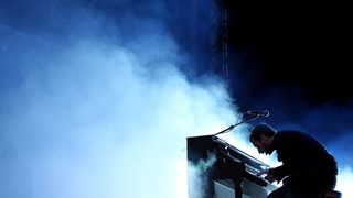 Coldplay почетоха покойния Адам Яуч от Beastie Boys с изненадващ баладичен кавър