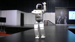 Роботът ASIMO - смесица между забавление и функционалност