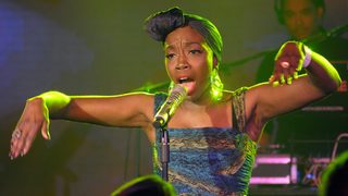 Estelle избира грешните мъже, но случи на публика в София