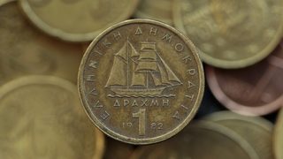 Банки и фирми по света се готвят за завръщане към драхмата