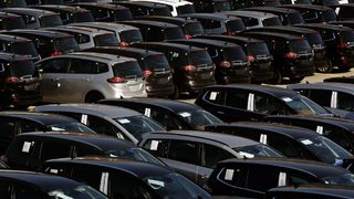 Корейските и луксозните марки автомобили са единствените с ръст на продажбите в ЕС