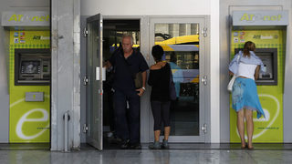 Гърците са изтеглили 900 млн. евро депозити само в понеделник