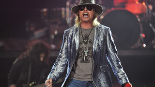 Аксел Роуз е новият вокал на AC/DC, Ангъс Янг се присъедини към "Гънс" за исторически гиг